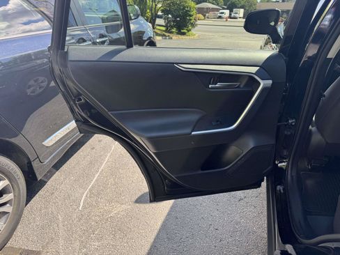 Used 2021 Toyota RAV4 XLE AWD/4WD image 11