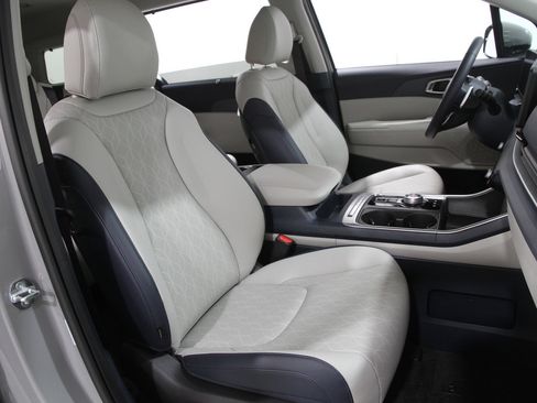 Used 2025 Kia Carnival EX image 18