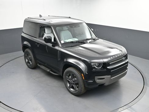 Certified 2025 Land Rover Defender 90 X-Dynamic SE image 36