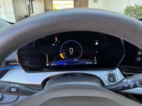 Used 2025 Chevrolet Trax LT FWD image 35