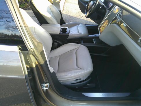 Used 2015 Tesla Model S 85 RWD image 10