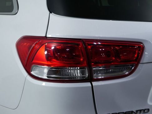 Used 2017 Kia Sorento LX w/ LX Convenience Package image 10