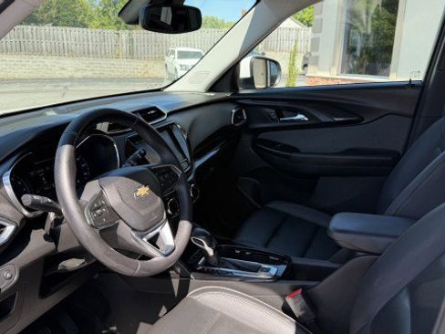 Used 2021 Chevrolet TrailBlazer LT w/ Premium Seating Package FWD image 6