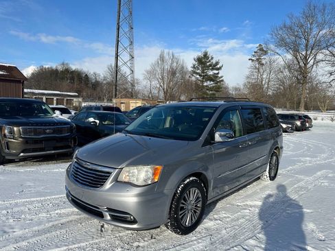 Used 2014 Chrysler Town & Country Touring-L image 1