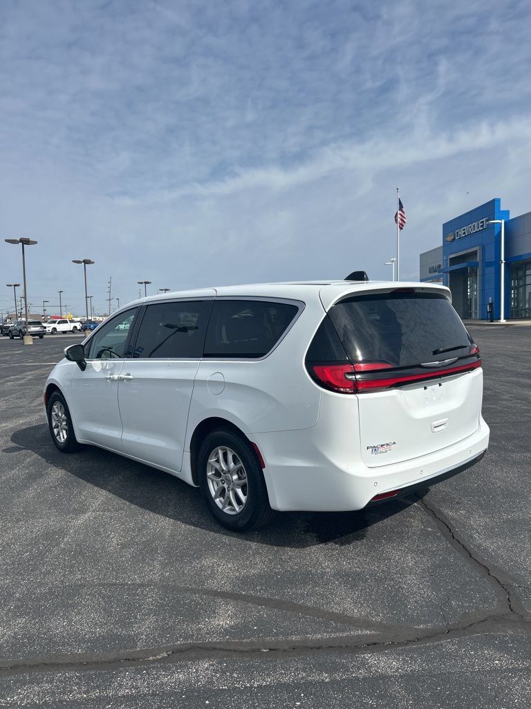 Used 2023 Chrysler Pacifica Touring-L FWD image 11