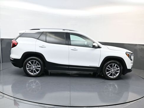 Used 2023 GMC Terrain SLT image 2