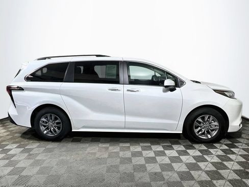 Certified 2023 Toyota Sienna XLE FWD image 8