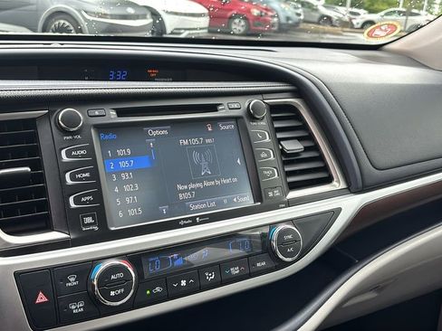 Used 2014 Toyota Highlander Limited w/ Driver Technology Package AWD/4WD image 19