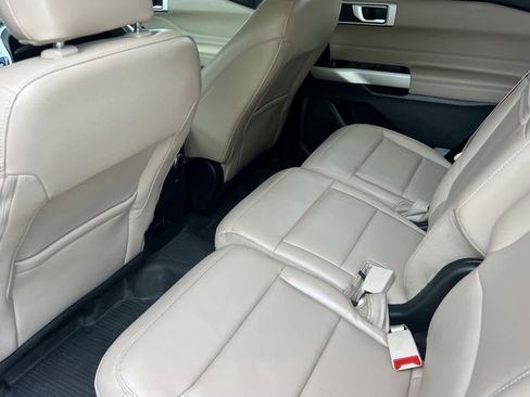 Used 2021 Ford Explorer XLT w/ Equipment Group 202A image 4