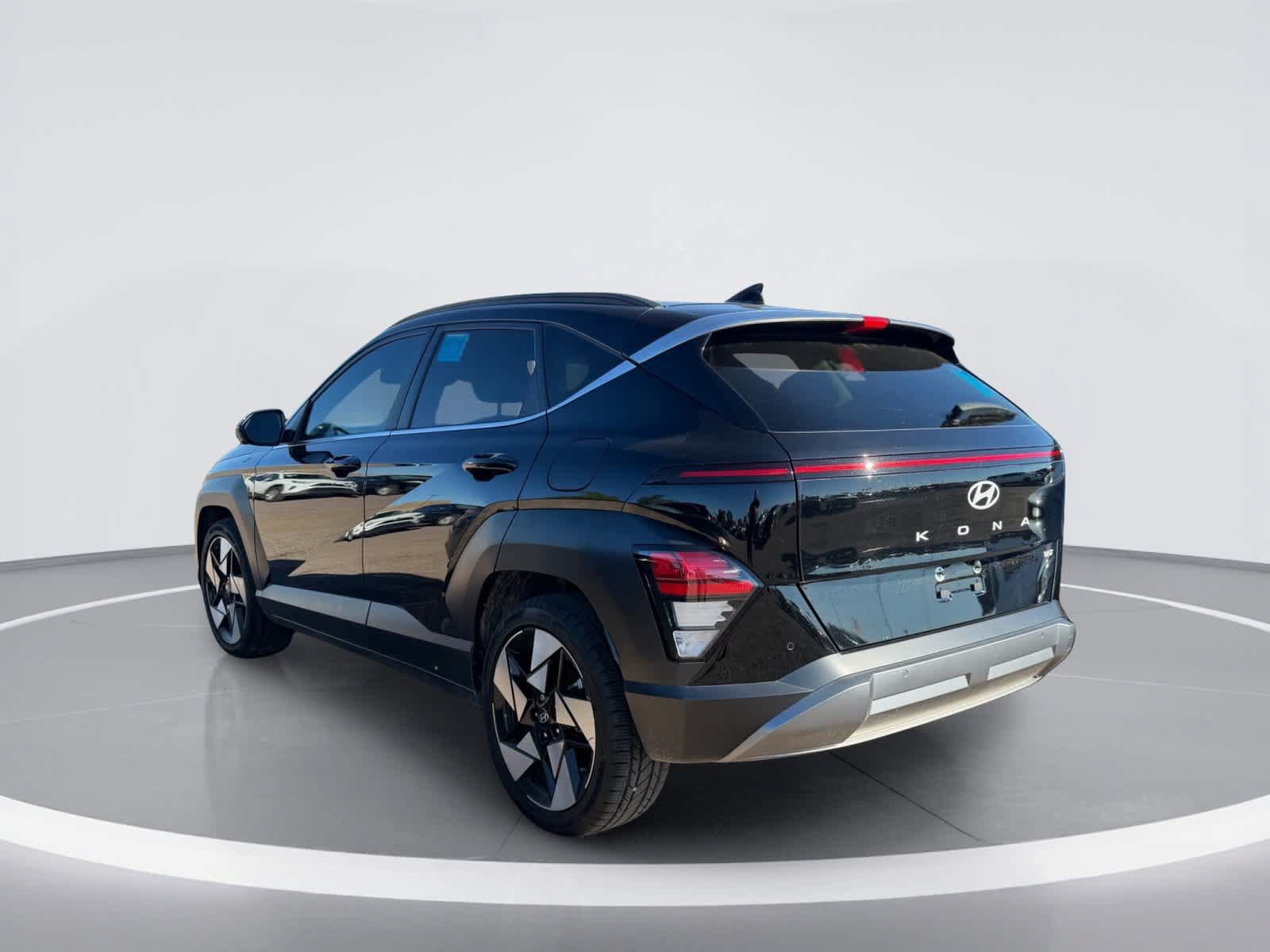 Used 2024 Hyundai Kona Limited FWD image 4