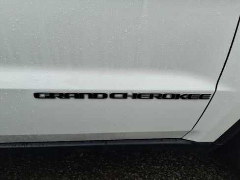 Used 2022 Jeep Grand Cherokee Laredo E image 2