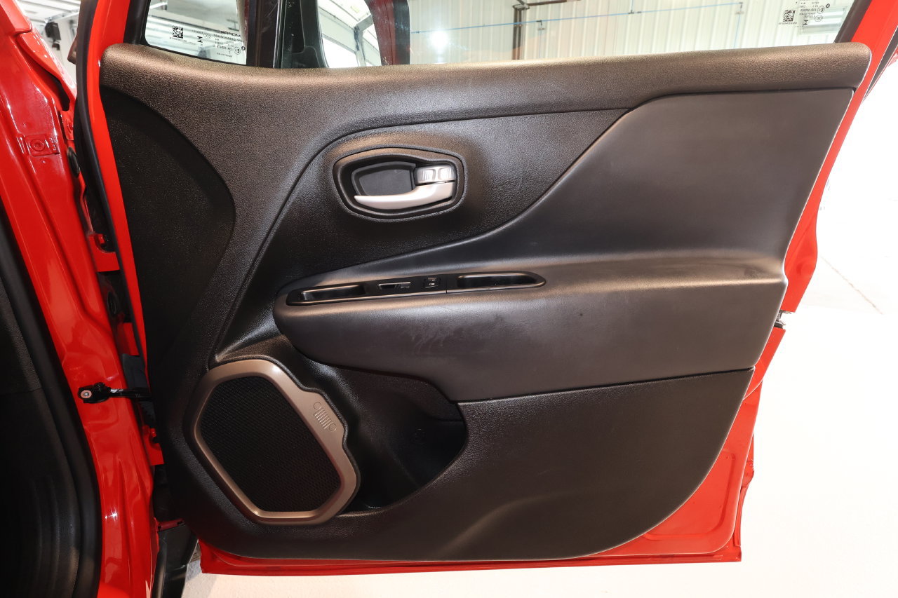 Used 2023 Jeep Renegade Latitude AWD/4WD image 19