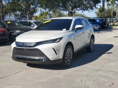 Certified 2024 Toyota Venza XLE image 7