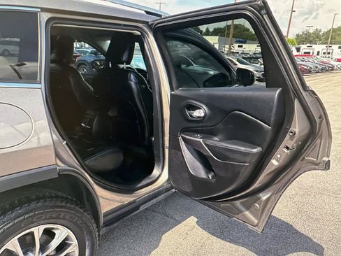 Used 2019 Jeep Cherokee Latitude Plus w/ Comfort/Convenience Group AWD/4WD image 10