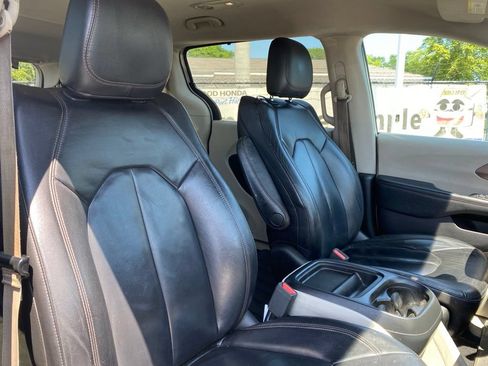 Used 2017 Chrysler Pacifica Touring-L w/ Safetytec Group FWD image 17