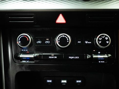 Used 2024 Kia Carnival LX image 21