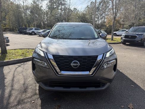 Used 2023 Nissan Rogue SV image 2