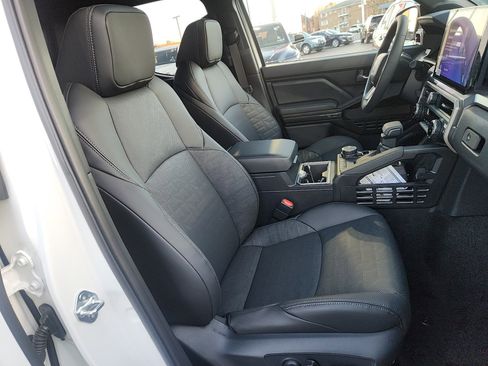 Certified 2025 Toyota Tacoma TRD Off-Road w/ TRD Off Road Premium Package AWD/4WD image 31