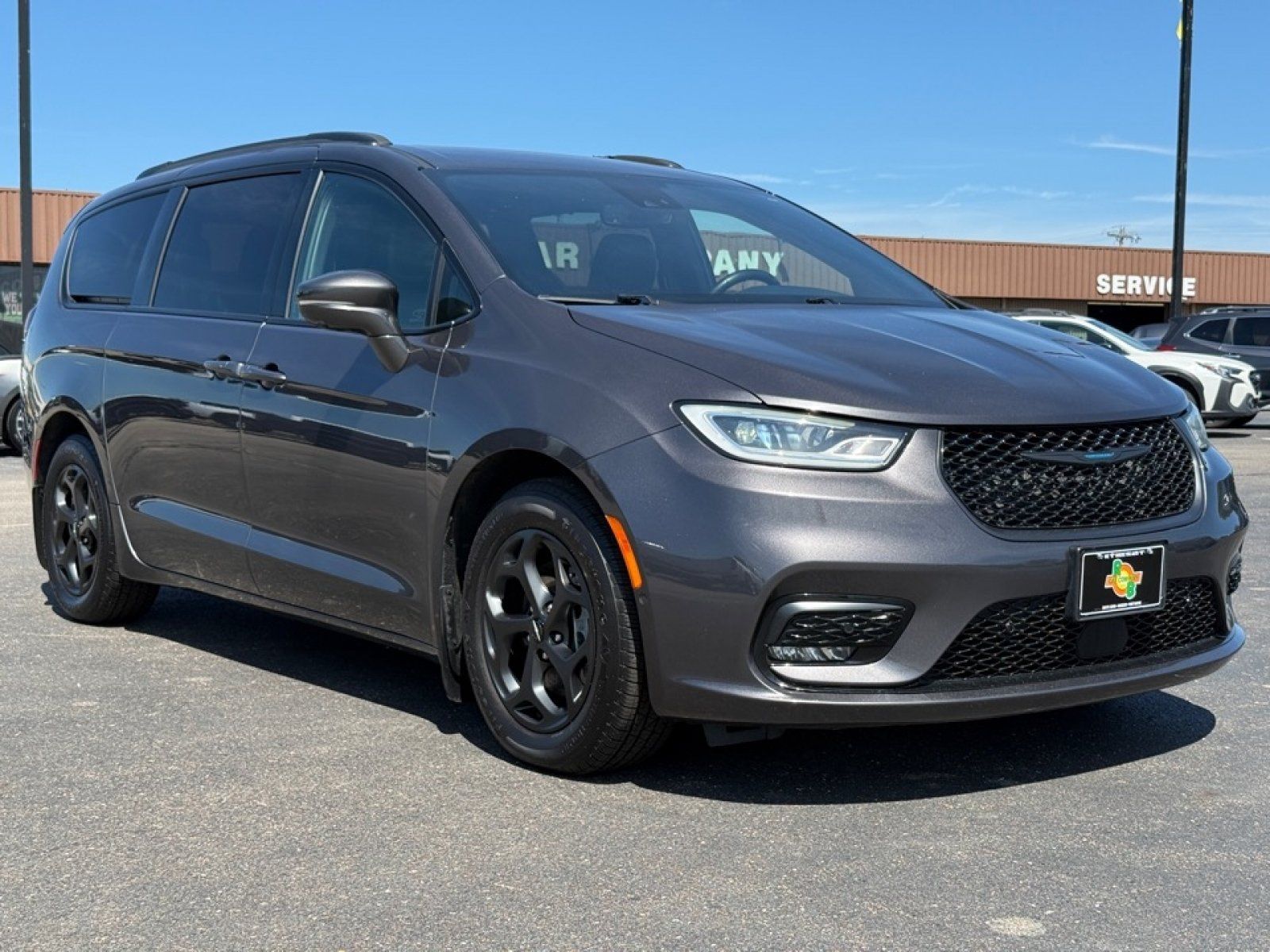 Used 2021 Chrysler Pacifica Limited w/ Uconnect Theater Family Group FWD image 2