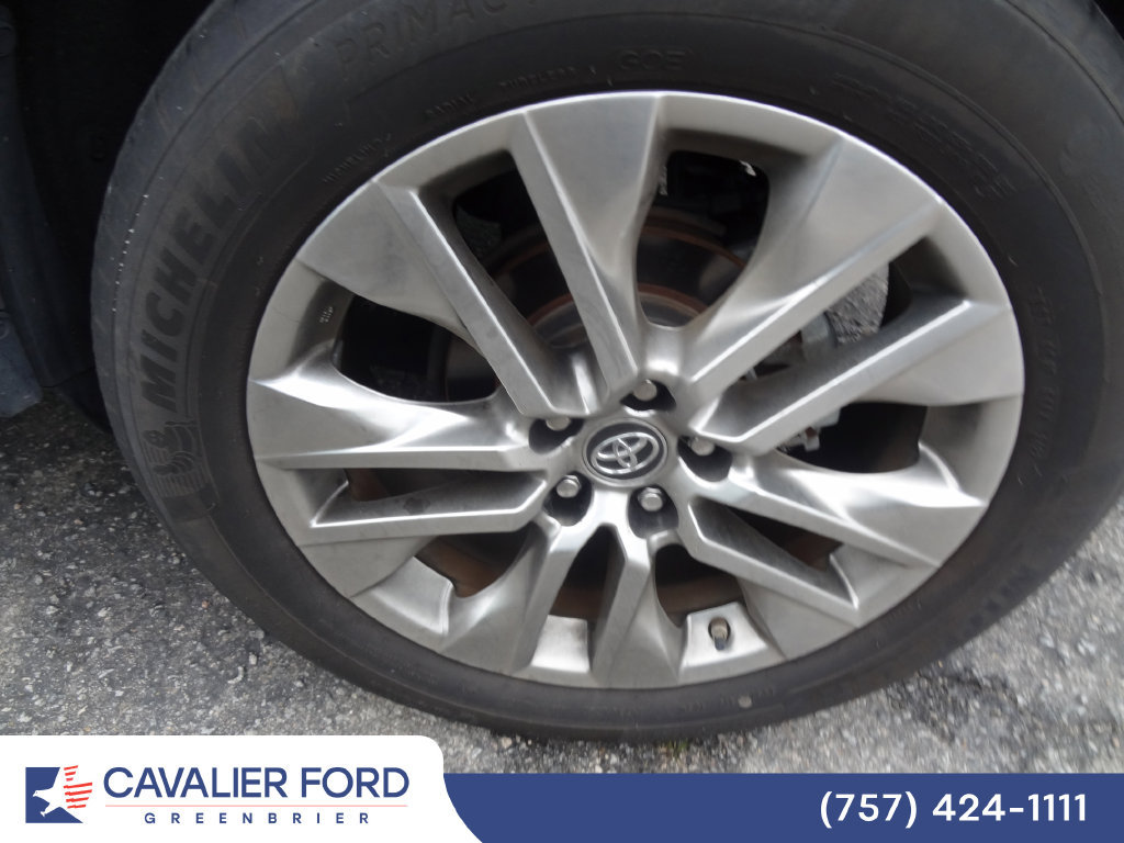 Used 2019 Toyota RAV4 XLE Premium FWD image 17