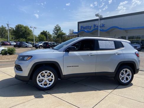 Used 2024 Jeep Compass Latitude AWD/4WD image 6