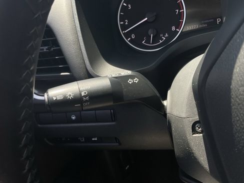 Used 2025 Nissan Rogue SV FWD image 29