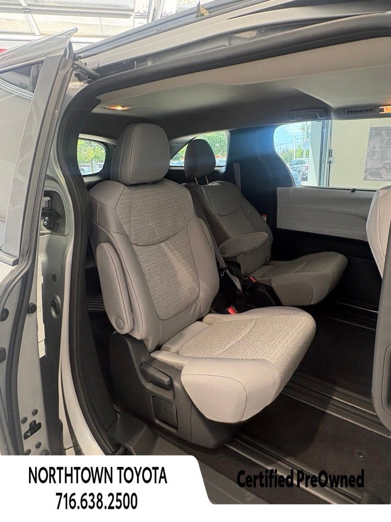 Used 2025 Toyota Sienna LE w/ LE Plus Package AWD/4WD image 11