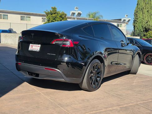 Used 2021 Tesla Model Y Long Range image 11