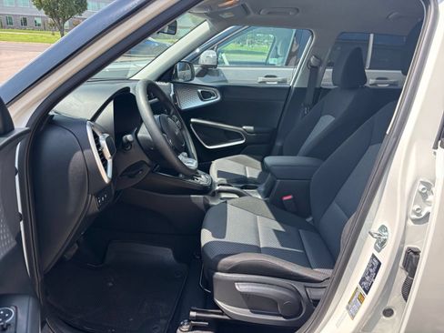 Used 2025 Kia Soul LX w/ LX Technology Package FWD image 24