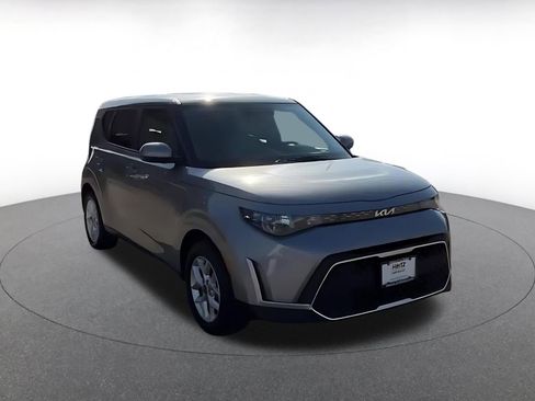 Used 2025 Kia Soul LX w/ LX Technology Package image 3