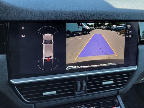 Used 2022 Porsche Cayenne w/ Premium Package image 15