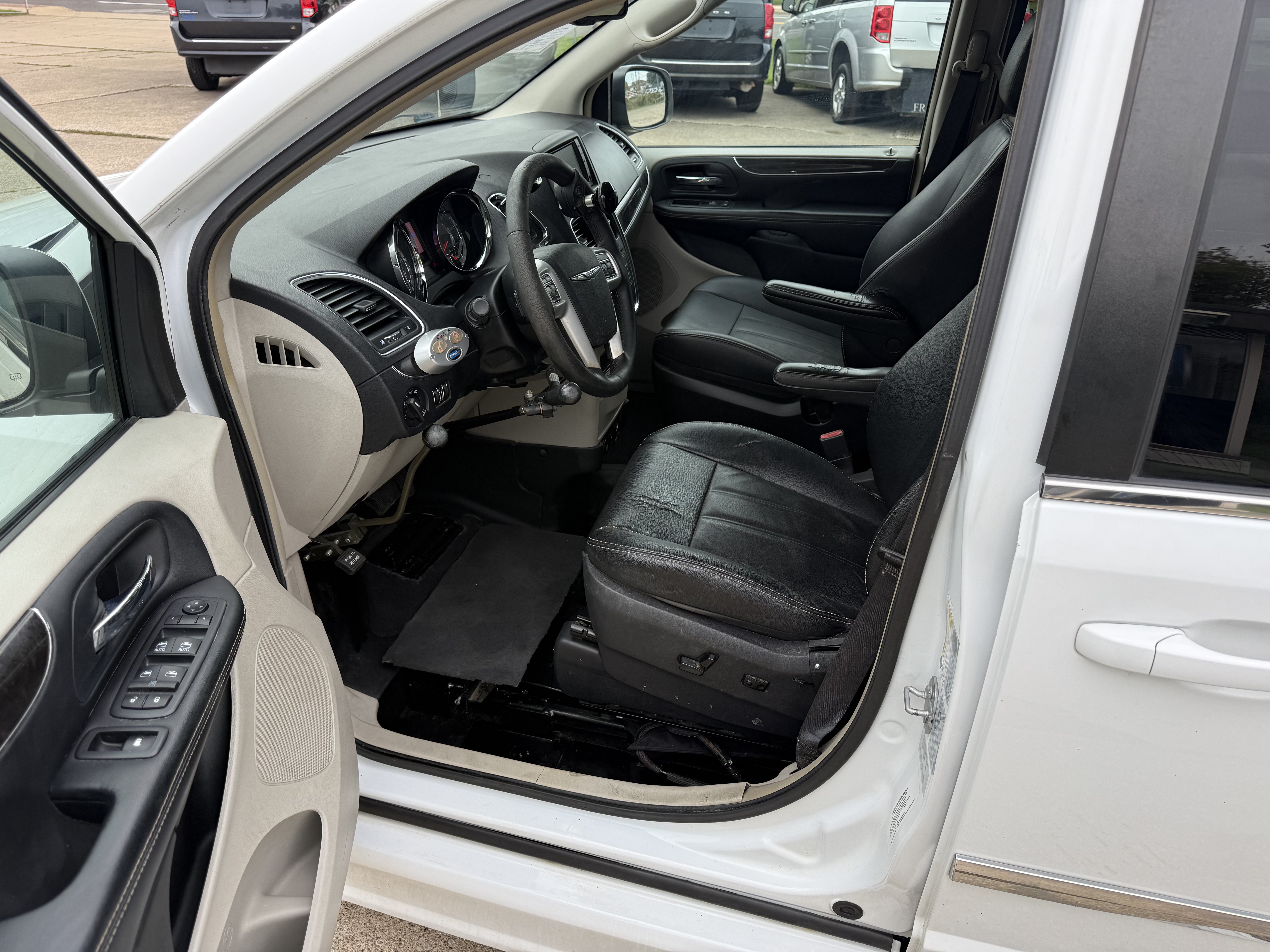 Used 2016 Chrysler Town & Country Touring FWD image 11