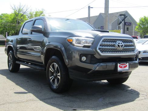 Used 2017 Toyota Tacoma TRD Sport w/ Premium & Technology Package image 1