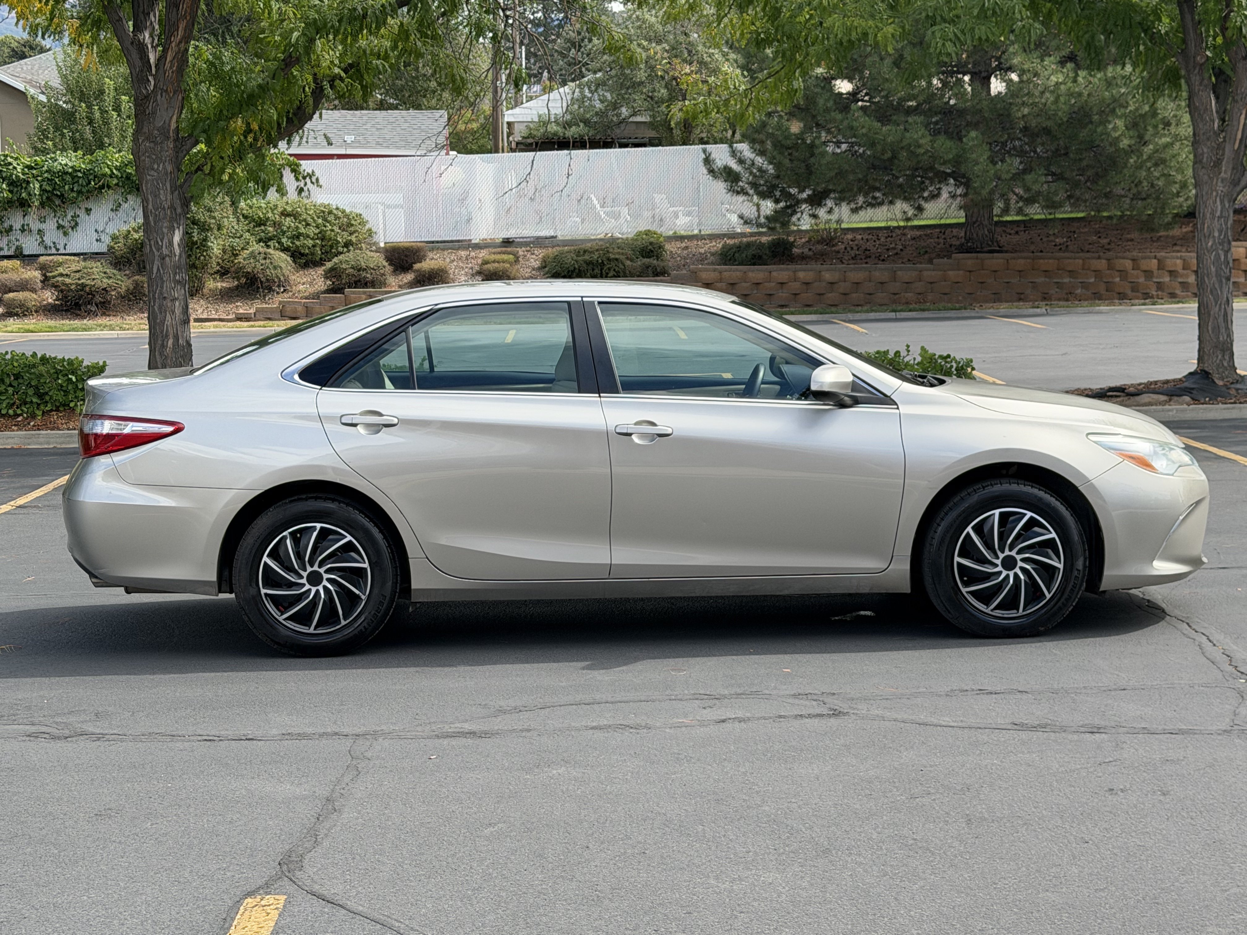 Used 2015 Toyota Camry LE FWD image 7