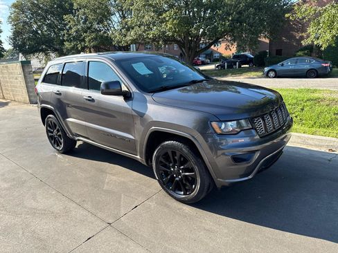 Used 2017 Jeep Grand Cherokee Altitude AWD/4WD image 2