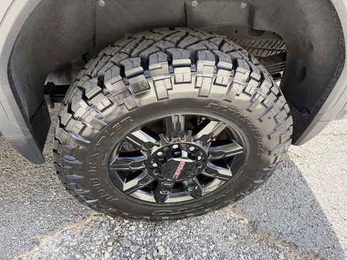 Used 2024 GMC Sierra 2500 AT4 w/ AT4 Preferred Package AWD/4WD image 16