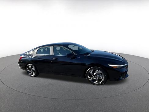 Used 2025 Hyundai Elantra SEL image 2