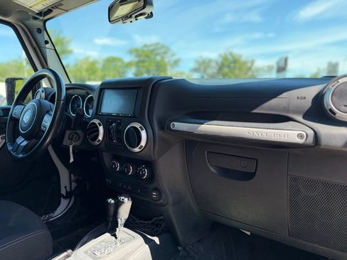 Used 2017 Jeep Wrangler Unlimited Sahara AWD/4WD image 17