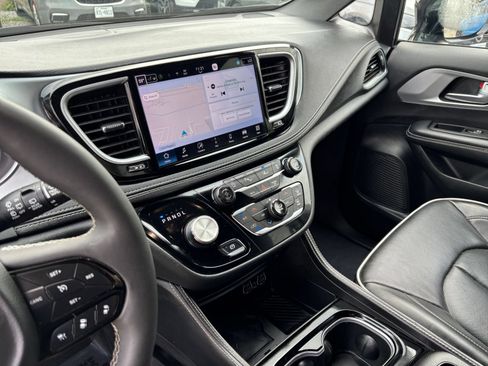 Used 2025 Chrysler Pacifica Limited FWD image 17