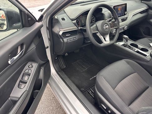 Used 2025 Nissan Altima 2.5 SV image 9