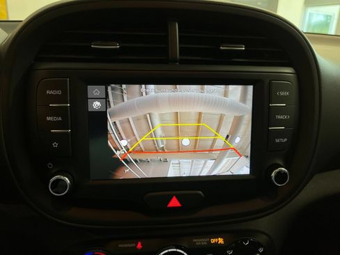 Used 2025 Kia Soul LX w/ LX Technology Package FWD image 23