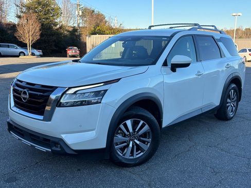Used 2022 Nissan Pathfinder SL image 1