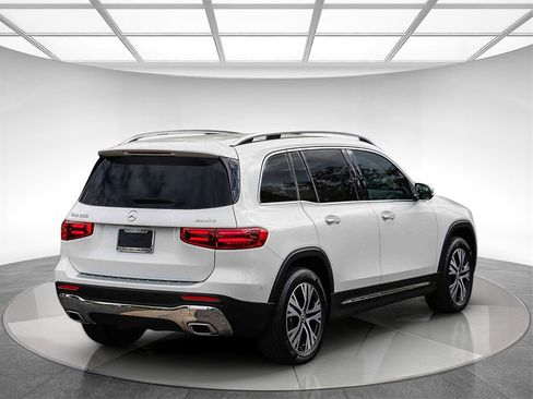 Used 2025 Mercedes-Benz GLB 250 4MATIC image 4