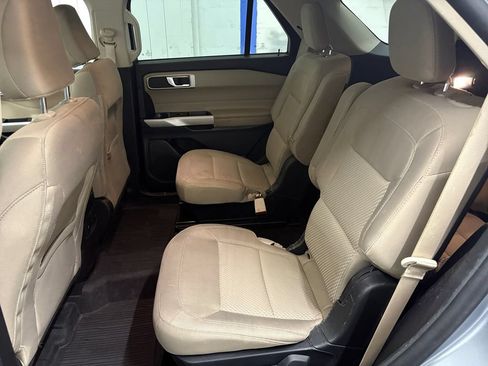 Used 2023 Ford Explorer XLT AWD/4WD image 12