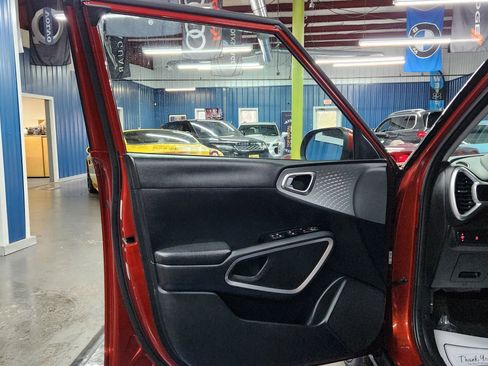 Used 2022 Kia Soul LX image 6