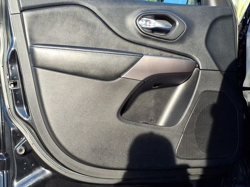 Used 2019 Jeep Cherokee Latitude Plus image 22