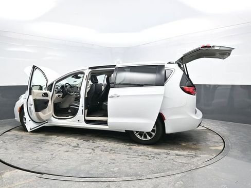 Used 2023 Chrysler Pacifica Touring-L image 35