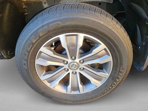 Used 2019 Nissan Titan SL image 5