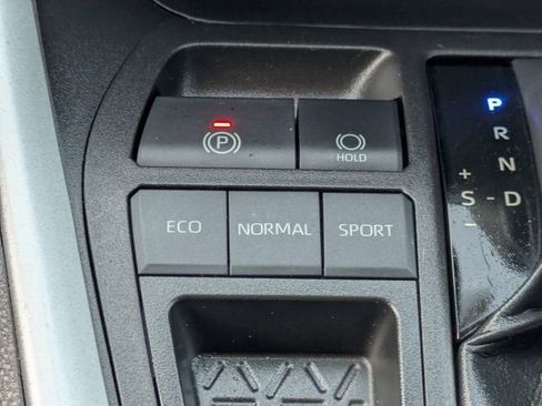 Used 2022 Toyota RAV4 LE image 16