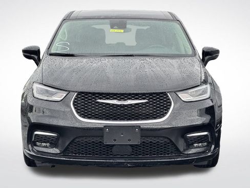 Used 2024 Chrysler Pacifica Touring-L FWD image 3